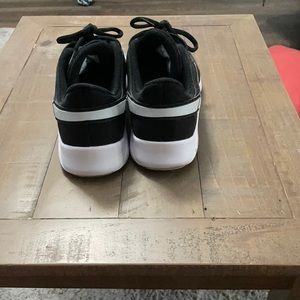 Women’s Nike tennis shoes